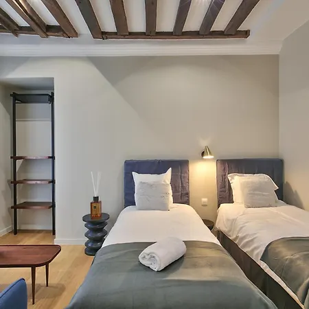 70 - Authentic Parisian Flat Paříž