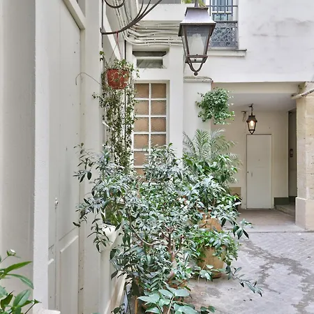 Appartamento 70 - Authentic Parisian Flat