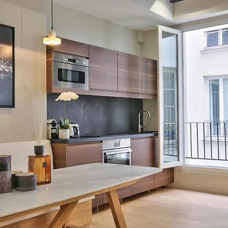 70 - Authentic Parisian Flat * 巴黎