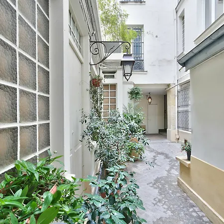 70 - Authentic Parisian Flat * 巴黎